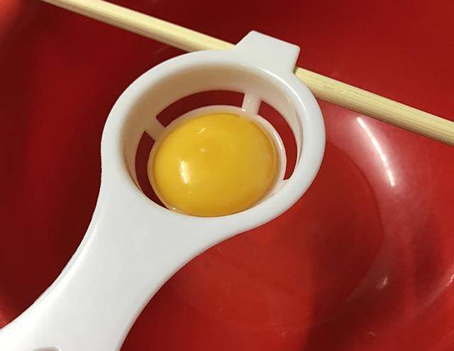 无蛋版苹果蛋糕:1根筷子、一个碗，加个它，教你轻松分离蛋清与蛋黄，成功做蛋糕