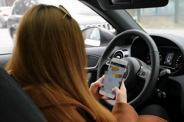关于开车玩手机的新闻开车玩手机引发的惨烈车祸